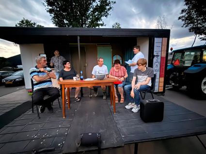 Op scholengemeenschap Sint Juttemis wordt de ochtend opgeschrikt door een bizarre ontdekking: directeur Diederik Dons ligt levenloos in z’n kantoor.  Wat volgt is een komisch onderzoek waarin niets is wat het lijkt.
