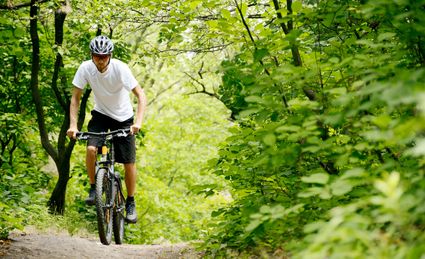 1 mountainbiker tijdens een parcours