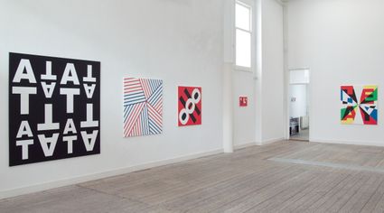 Binnen in het gebouw van Galerie de Zaal met zicht op verschillende kunstwerken