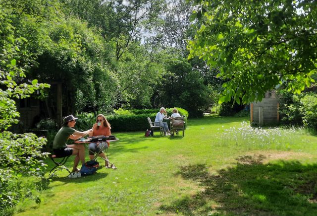 Genieten van de Wildpluk High Tea in de tuin