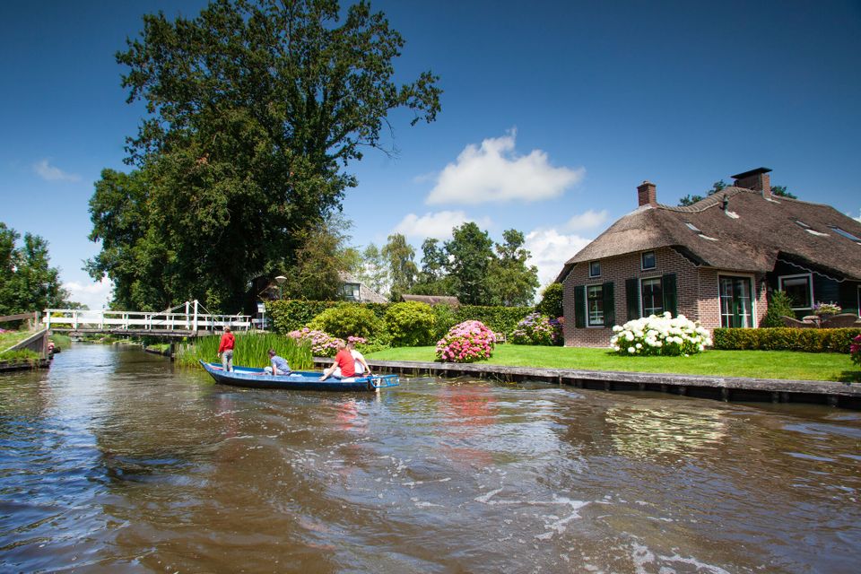 Giethoorn in Overijssel, mensen in een bootje.