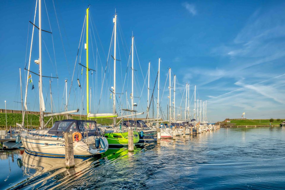 Op-Schouwen-Duiveland-Jachthaven-Scharendijke-Zeilboten-Aangemeerd