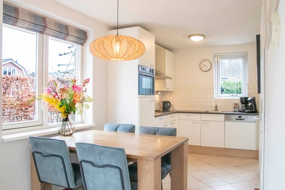 Grote eettafel om uren te kunnen tafelen.