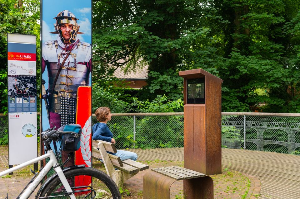 Fietsers bij informatiebord Romeins Aquaduct