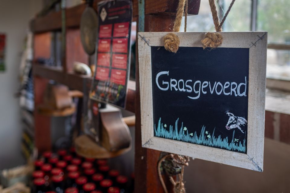 Bord met ‘Grasgevoerd’ in de boerderijwinkel van De Beekhoeve in Kamerik – Hollandse Ambachten Utrecht Region.