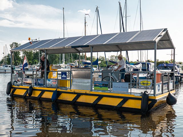 De Fietsa Versa arriveert in Tersoalsterzijl