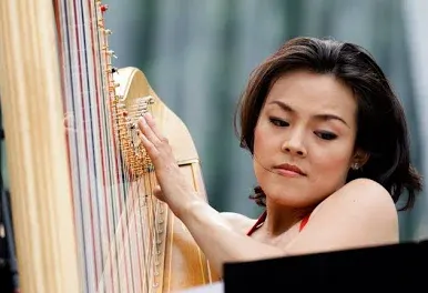 Photo of Lavinia Meijer playing her harp.