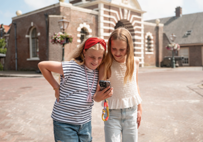 2 meiden die de familie audiotour volgen