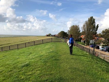 Wandelaar op de dijk tussen Stavoren en Hindeloopen