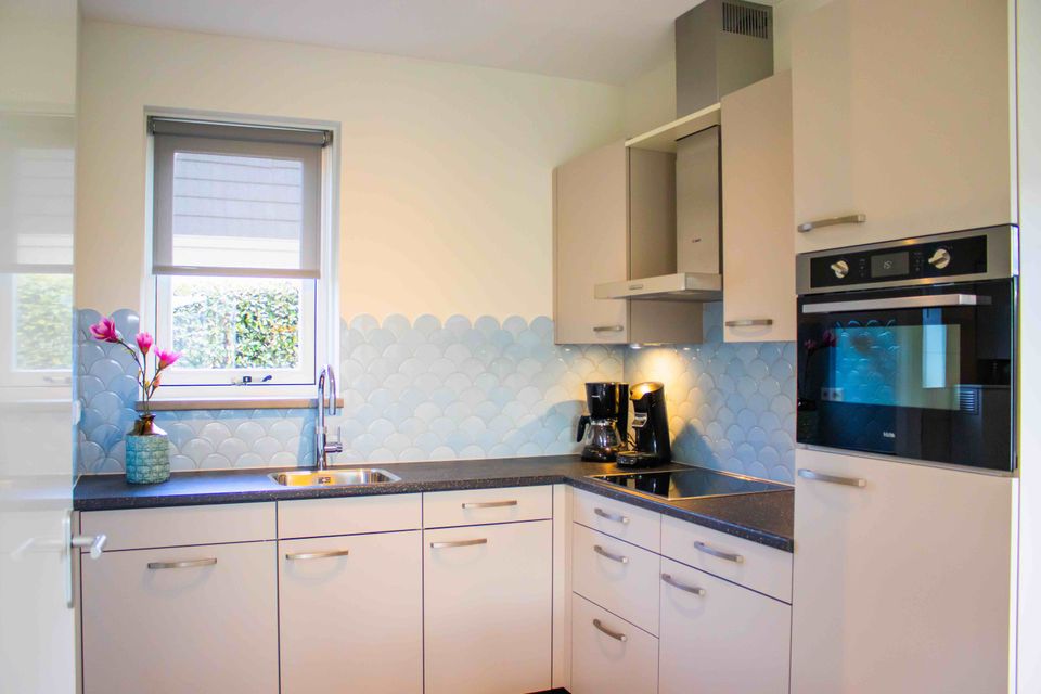 De keukens van de Kids bungalow zijn uitgerust met o.a. kokend water kraan, afwasmachine, oven, magnetron en echt alles om een heerlijk maaltijd te maken en natuurlijk kinderservies!