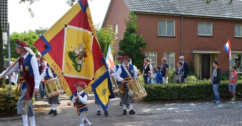 Vendelier tijdens optocht.