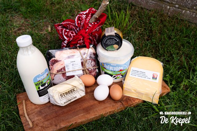 Streekproducten van Kaasboerderij De Koepel in Harmelen, Groene Hart, met lokale kaas, zuivel, eieren, roomboter en vlees tijdens een streekexpeditie.