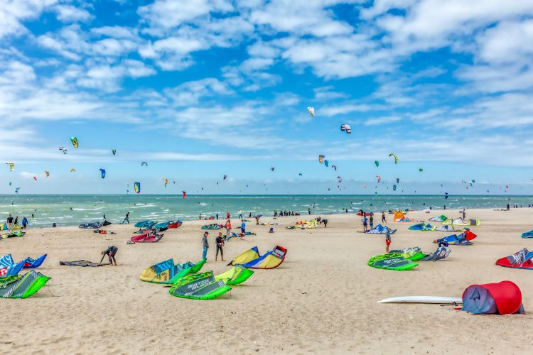 Op-Schouwen-Duiveland-Brouwersdam-Strand-Windsurfers-Leggen-Spullen-Klaar
