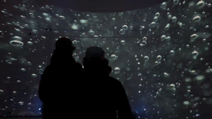 Twee mensen die film kijken in de Stingerbol