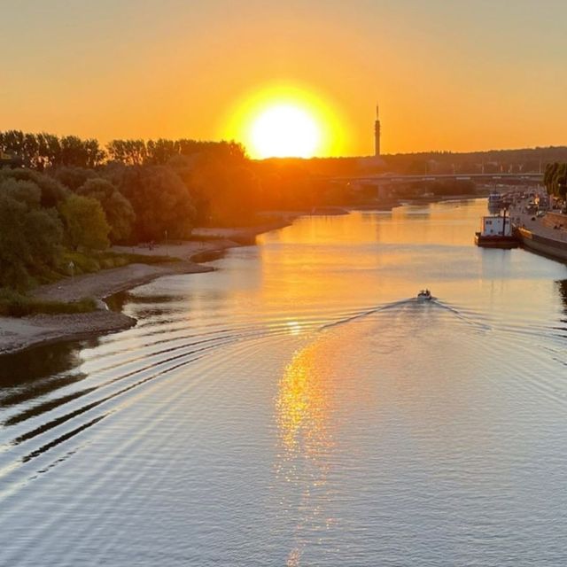 De Neder-Rijn bij Arnhem met ondergaande zon