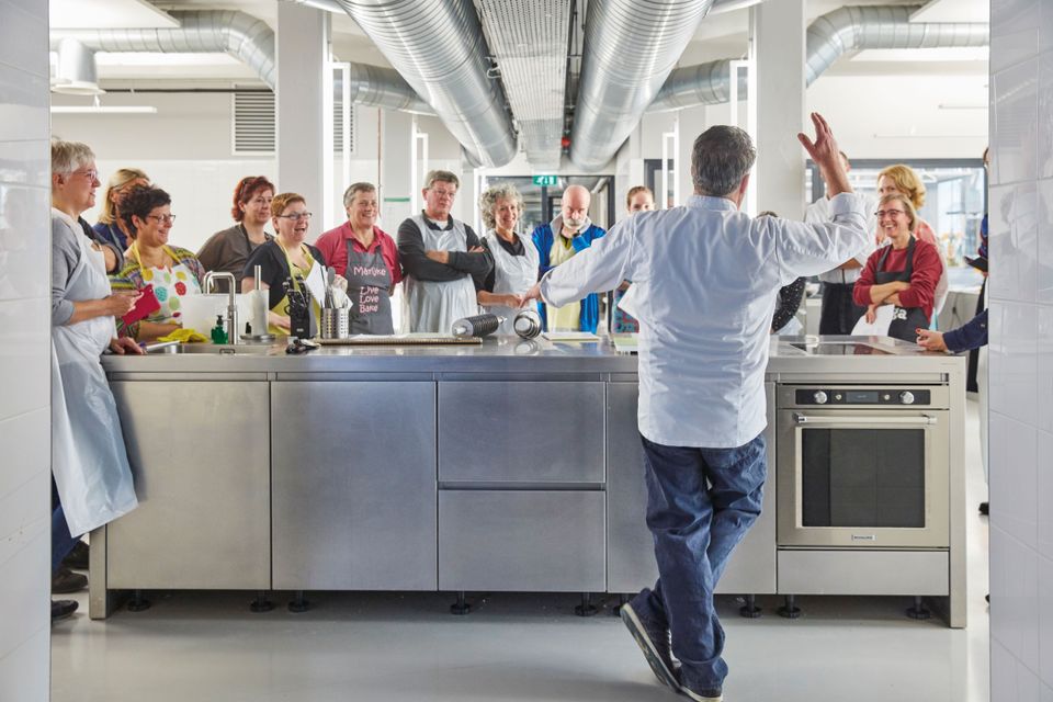 Indeling van de workshopruimte met op de voorgrond  Robèrt van Beckhoven en op de achtergrond cursisten.