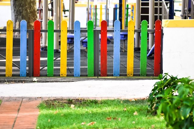 Gekleurd hek langs speelplek of schoolplein