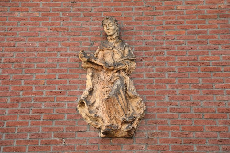 Tegen een stenen muur de beeltenis van de H. Gerardus