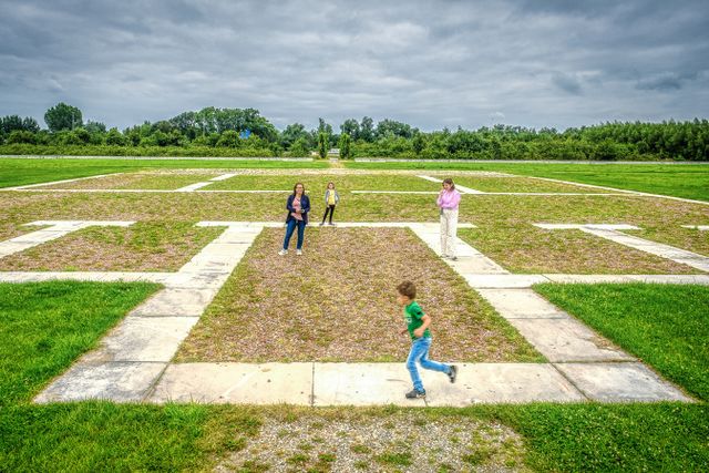 Bezoekers luisteren naar een audiotour over Castellum Fectio.