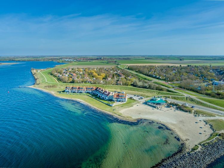 Op-Schouwen-Duiveland-Landal-Port-Greve-Foto-Vanuit-De-Lucht-Park-Aan-Het-Water-Met-Blauw-Groene-Zee