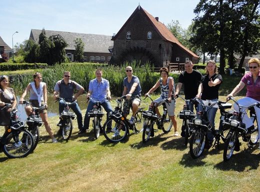 Foto van een groep die een dagje uit gaat.