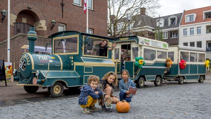 toeristentreintje met kinderen en pompoenen op de Markt