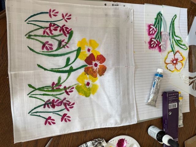 Kind en ouder maken een kleurrijke zakdoek met sjablonen tijdens een familieworkshop in het Stadsmuseum Woerden, Groene Hart.