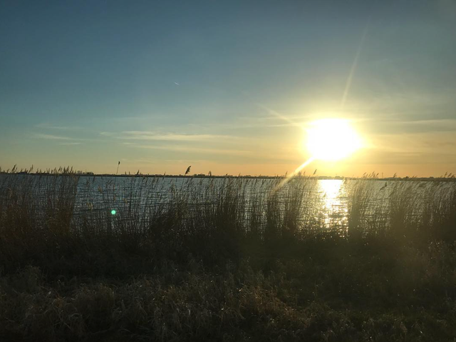 Zonsondergang over het meer bij Sandfirden.