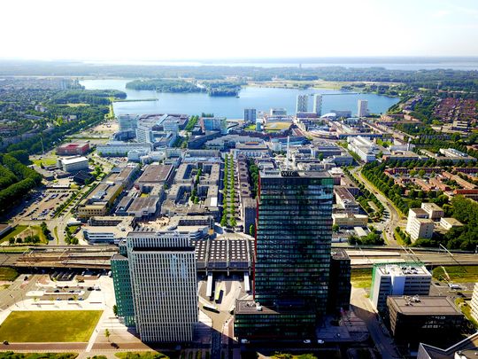 In Almere wordt druk gewerkt aan een nieuwe kantorenlocatie/Zakencentrum. Met dit nieuwe Zakencentrum wordt een Stadscentrum gerealiseerd, waarin de diverse functies (wonen, werken, winkelen en uitgaan) zijn gemengd.