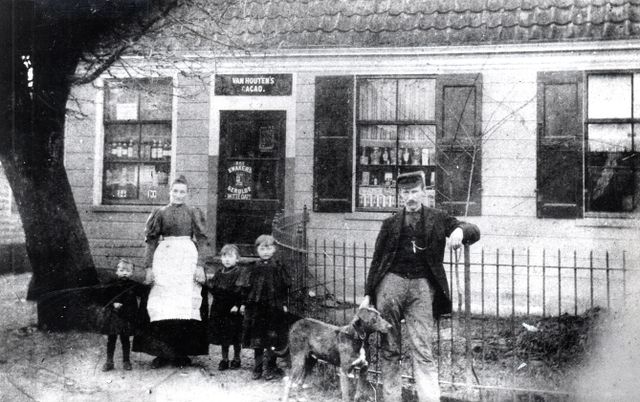 Een zwart-wit foto van de eerste winkel van Albert Heijn in Oostzaan