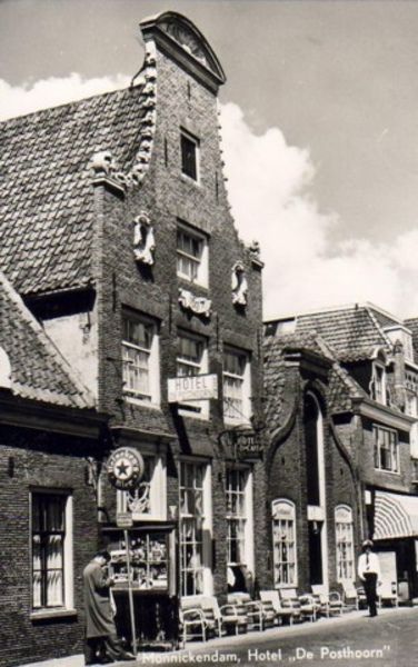 Een zwart-wit foto van de Posthoorn in Monnickendam