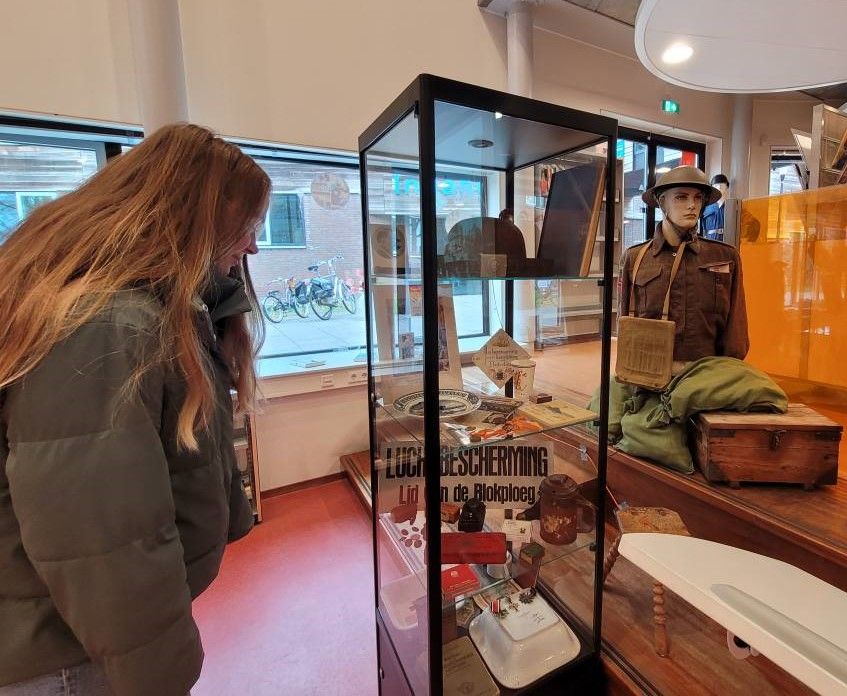 Een Bezoeker tijdens de tentoonstelling van de Historische Vereniging Oosterwolde en Omstreken die gehouden werd met 80 jaar vrijheid in 2025