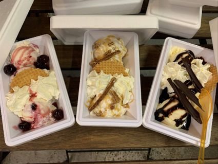 Coupe met ambachtelijk boerenijs van IJsboerderij Vernooij in Driebruggen met slagroom, saus en toppings, geserveerd als zoete traktatie voor een gezellig uitje