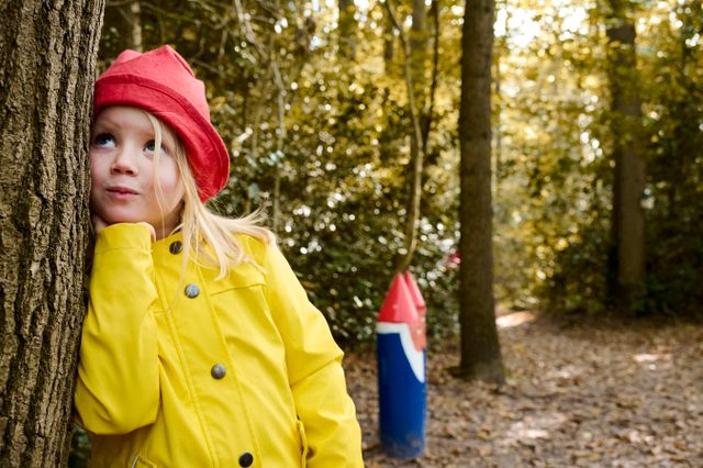 Meisje leunt tegen boom op het Kabouterpad in Oudemirdum.