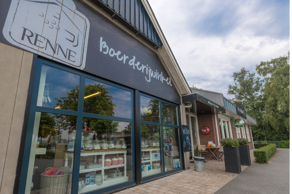 Vooraanzicht van een gebouw waar een boerderijwinkel in zit in Nagele in de Noordoostpolder.