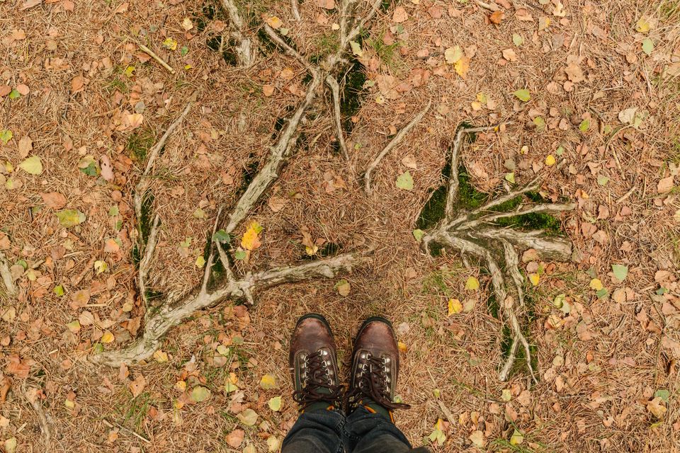 Wanderschuhe aus der Perspektive des Trägers, der sie trägt.