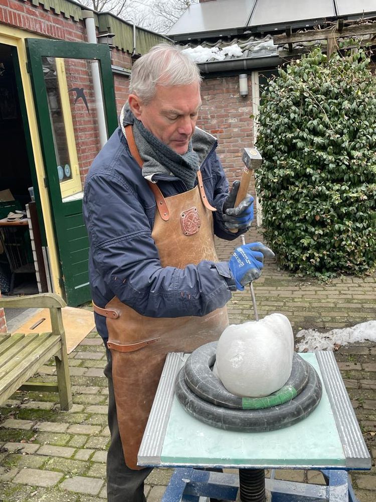 Emile Kruip hakt een beeld