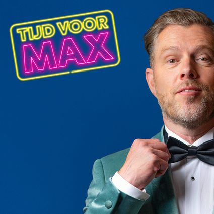 Foto van Max die zijn strikje recht trekt tegen een blauwe achtergrond met in de linkerbovenhoek de letters Tijd voor Max in geel en paarse neon kleuren.