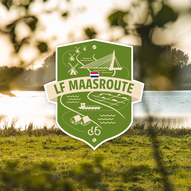 Logo van de LF Maasroute fietsroute met rivier, molens en brug, geplaatst over natuurfoto langs de Biesbosch in Brabant.