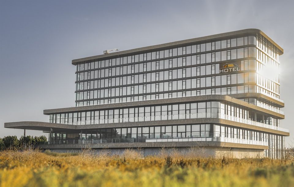 Exterieur van Van der Valk Hotel Woerden, modern hotel aan de rand van Woerden in het Groene Hart. Ideaal voor een overnachting, zakelijk verblijf of weekendje weg. Foto: Studio Soon.
