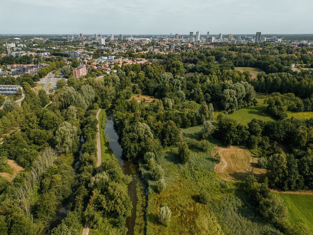 Dronefoto met kanaal en de stad Eindhoven