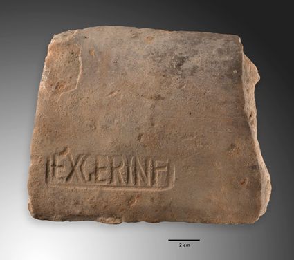 Tegel met stempel van EX(cercitus)GER(mania)INF(erior), het Neder-Germaanse leger.