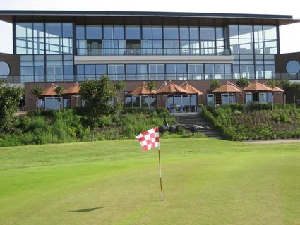 Vooraanzicht clubhuis.