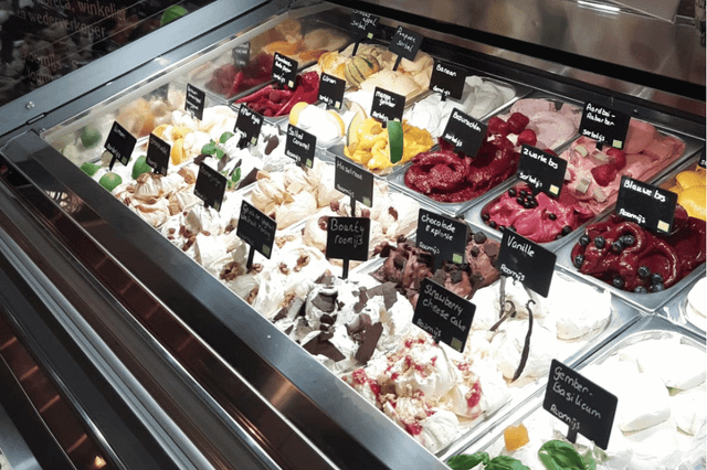 Vitrine mit Eisbehältern