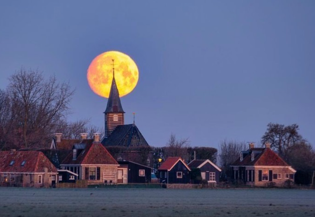 Zonsondergang bij het kerkje van Sandfirden.