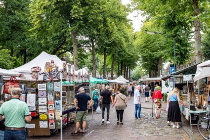 Bezoekers lopen langs kramen van de jaarmarkt op De Lind in Oisterwijk