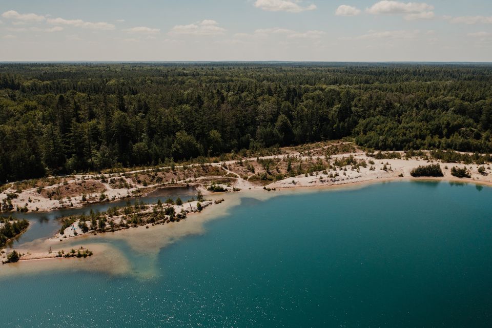 Luchtfoto van een strand met helderblauw water