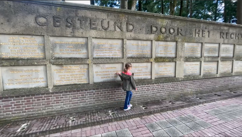 Meisje loopt langs het mausoleum