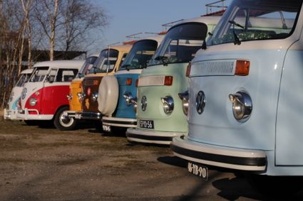 Een aantal gekleurde oldtimers staat geparkeerd.