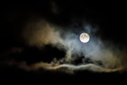 volle maan in lichtbewolkte nacht